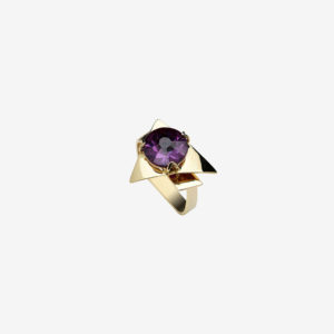 anillo artesanal Bae de oro de 9k o 18k y circonita violeta diseñado por Belen Bajo
