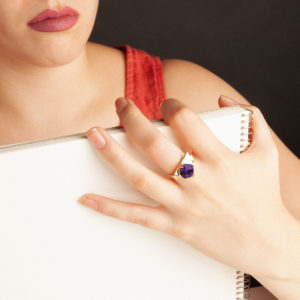 anillo artesanal Bae de oro de 9k o 18k y circonita púrpura diseñado por Belen Bajo m1