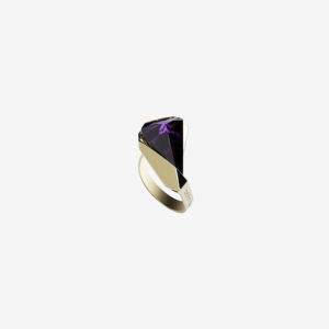 anillo artesanal Kua de oro de 9k o 18k y cuarzo hidrotermal violeta diseñado por Belen Bajo