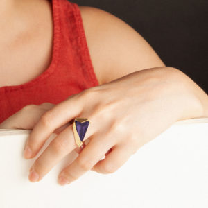 anillo artesanal Kua de oro de 9k o 18k y cuarzo hidrotermal púrpura diseñado por Belen Bajo m1