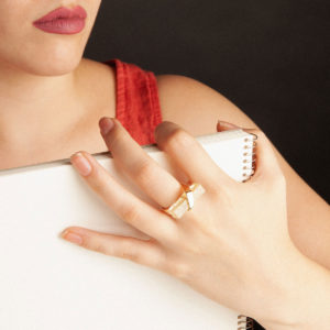 anillo artesanal Yei de oro de 9k o 18k y cuarzo rutilado diseñado por Belen Bajo m1