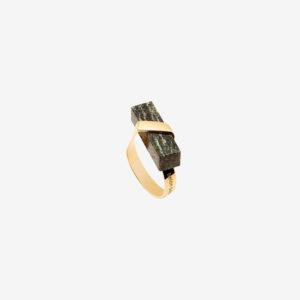 anillo artesanal Yei de oro de 9k o 18k y jaspe cebra diseñado por Belen Bajo