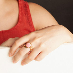 anillo artesanal Sua de oro de 9k o 18k y madreperla diseñado por Belen Bajo m1