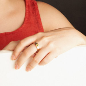 anillo artesanal Eor de oro de 9k o 18k y peridoto diseñado por Belen Bajo m1
