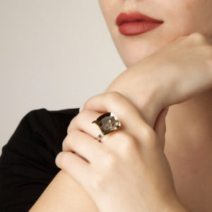 anillo artesanal Gio de oro de 9k o 18k, plata de ley y cuarzo turmalinado diseñado por Belen Bajo m1