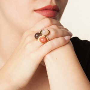 anillo artesanal Ava de oro de 9k o 18k, plata de ley, cuarzo rosa, rodocrosita y piedra luna gris diseñado por Belen Bajo m1