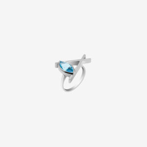 anillo artesanal Kei de plata de ley y circonita azul diseñado por Belen Bajo