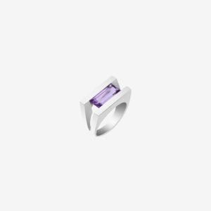 anillo artesanal Uka de plata de ley y circonita púrpura diseñado por Belen Bajo