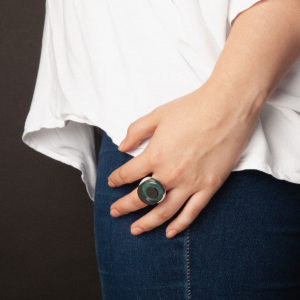 anillo artesanal Baj de plata de ley, ónix y ágata musgosa diseñado por Belen Bajo m1