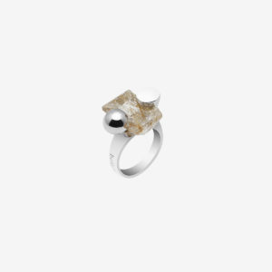 anillo artesanal Xia de plata de ley y cuarzo rutilado diseñado por Belen Bajo