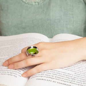 anillo artesanal Jae de plata de ley y cuarzo verde diseñado por Belen Bajo m1