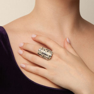 anillo artesanal Ema de plata de ley y jaspe dálmata diseñado por Belen Bajo m1