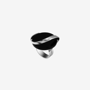 anillo artesanal Sue de plata de ley y ónix diseñado por Belen Bajo