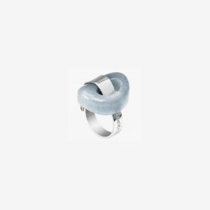 anillo artesanal Iao de plata de ley y calcedonia azul diseñado por Belen Bajo